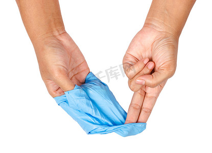 扔掉蓝色一次性手套的手。