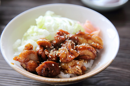 日本料理水彩摄影照片_木背景的烤鸡红烧饭，日本料理