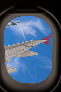 在飞行过程中透过飞机窗户看
