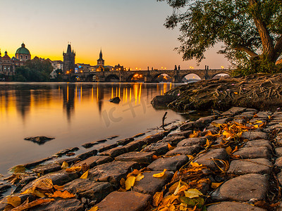 查理大桥与旧城桥塔在早晨日出时间反映在伏尔塔瓦河中，布拉格，捷克共和国
