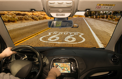 手指公摄影照片_在美国加利福尼亚州历史悠久的 66 号公路上使用 GPS 驾驶
