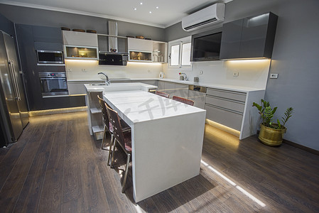 白色的现代厨房摄影照片_豪华公寓的现代厨房设计