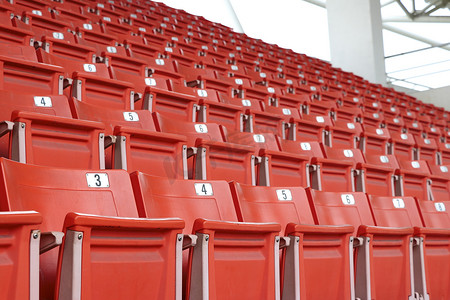 足球观众摄影照片_用于在圆形剧场观看体育比赛的椅子。