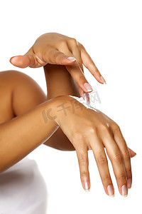 涂护手霜的女性深色皮肤手的特写
