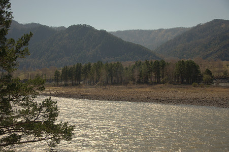 湍急的卡吞河沿着阿尔泰山脚下流淌着碧绿的海水。