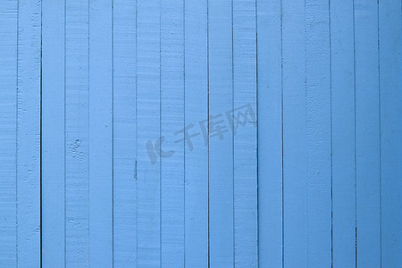蓝色木板背景。
