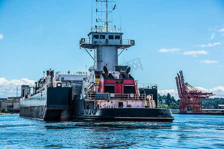 西雅图埃利奥特湾的铰接式拖船和驳船 (ArtuBar)
