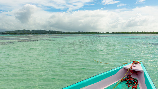 前景色摄影照片_多巴哥加勒比海无人区和尼龙池的船前景色