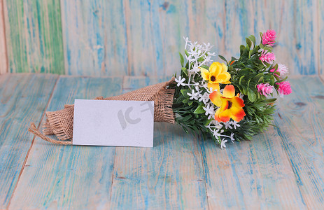 空白卡片摄影照片_一束鲜花与空白纸标签