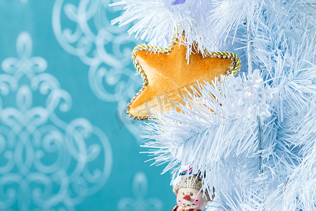 玩具礼物盒摄影照片_装饰圣诞树、玩具和盒装礼物