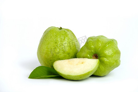 绿色水晶番石榴生果，用白色背景中突显的叶子切片