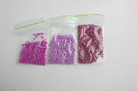 用于刺绣针线活的迷你塑料袋中的一组多色珠子和珠子