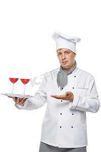 螺柱摄影照片_年轻的厨师在螺柱里拿着一盘两杯红酒