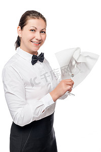 擦玻璃工人摄影照片_年轻女服务员用干布擦玻璃，画像