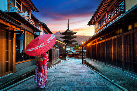 在日本京都的八坂塔和 Sannen Zaka 街穿着日本传统和服的亚洲女性。