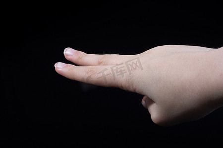 部分可见的人手的两个手指