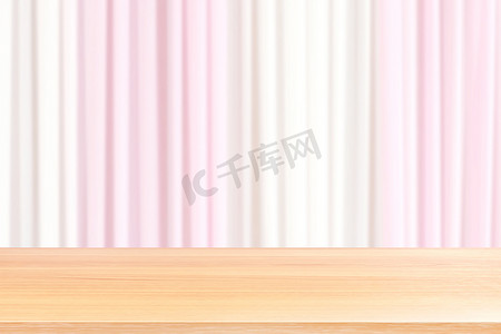 空木桌地板上模糊的织物婚礼背景浅粉色和白色窗帘，木桌板空前织物粉红色白色柔软婚礼背景，木板在织物背景婚礼上
