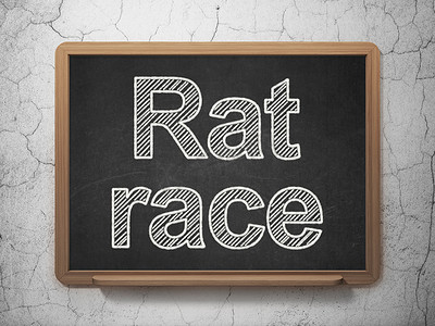 政治概念：黑板背景下的老鼠赛跑