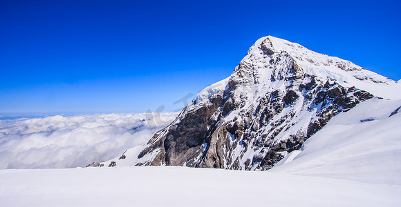 少女峰 (Jungfraujoch) 山顶的景色有云和蓝天背景，Jungfraujoch 火车站，伯尔尼高地地区，瑞士，欧洲。