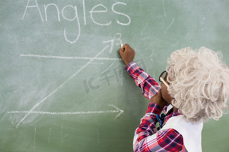 小学生在课堂上在黑板上做数学