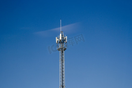 手机网络信号摄影照片_与蓝色的手机通讯塔传输信号
