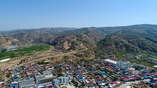 贫困摄影照片_干旱梯田农田山旁贫困小镇鸟瞰图