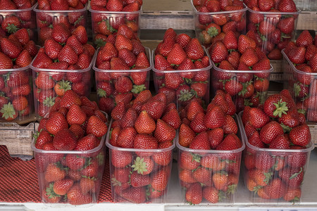 一盒草莓摄影照片_一篮子红色成熟的草莓
