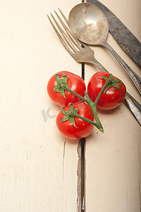 木头小摄影照片_白色木头上的成熟樱桃番茄