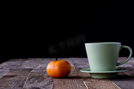 杯子里的咖啡和甜点