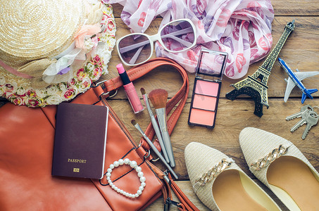 女孩的装备之旅，化妆品，配饰，化妆，鞋子，包包，帽子准备旅行。