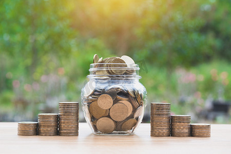 罐子里的硬币和钱堆一步步增加钱，Concept financ