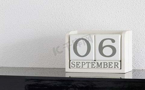 白色块日历当前日期为 6 月和 9 月