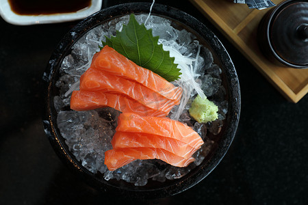 日本料理水彩摄影照片_三文鱼生鱼片冰日本料理
