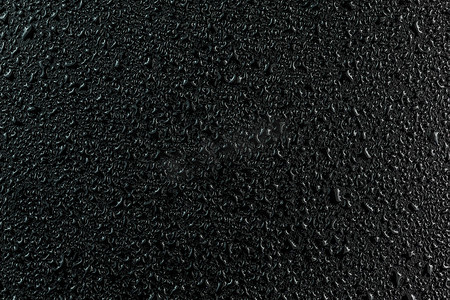 平面黑色橡胶表面宏观背景上的水滴