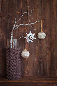 针织花瓶中装有老式圣诞玩具的树枝
