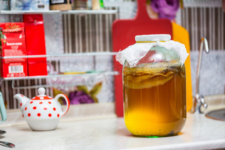 普生摄影照片_厨房桌上玻璃罐中的自制康普茶