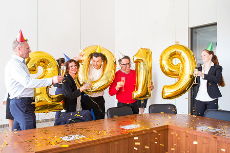 鼠年新年灯笼边框摄影照片_2019新年办公室聚会