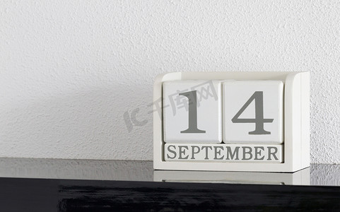 九月日历摄影照片_白色方块日历当前日期为 14 日和 9 月