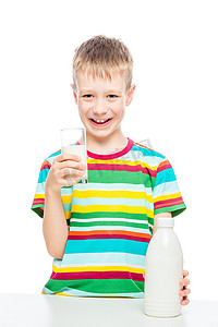 白色背景上拿着一杯牛奶的男孩，肖像是