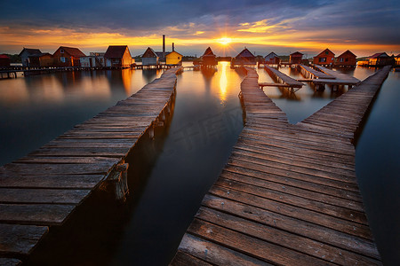 匈牙利博科德湖的日落，有木码头和浮动房屋