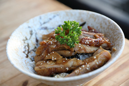 日本食品，木制背景的鸡肉照烧饭