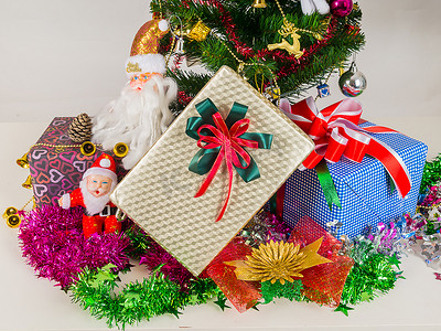 用圣诞树装饰的礼物盒