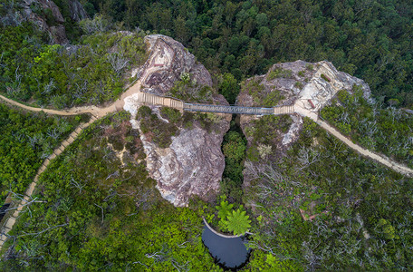 悬崖桥摄影照片_两座悬崖之间的桥 Grand Clifftop Walk Blue mountains