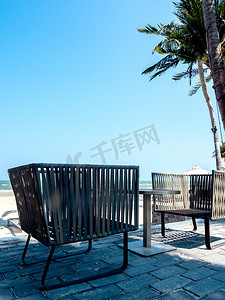 海景阳台上带边桌的现代椅子。