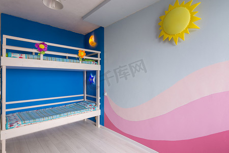 修复后的两个女孩儿童房的内部、彩绘墙和双层床