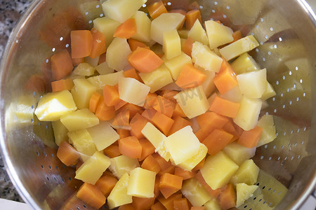胡萝卜土豆摄影照片_高压锅煮熟的土豆和胡萝卜