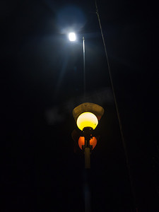 灯杆橙色灯在夜间打开街道城市