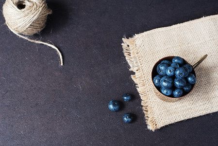 新鲜蓝莓深色图片，左侧有复制空间。