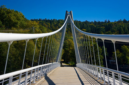 横跨小河的桥，Vranov 坝。