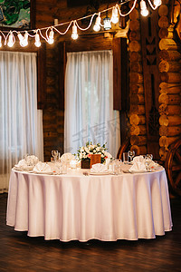 宴会厅摄影照片_带有装饰元素的婚礼宴会厅